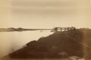 unbek. Architekt, Weserbrücke bei Groß-Hutbergen (ohne Dat.): Ansicht. Foto auf Karton, 42,8 x 55,4 cm (inkl. Scanränder). TU Architekturmuseum Inv. Nr. BZ-F 09,026.